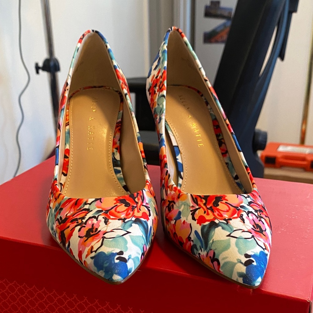 NWOT Kelly & Katie Multicolor watercolor Floral Heels
